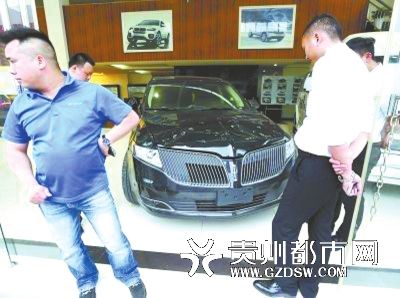 被砸的林肯越野車。