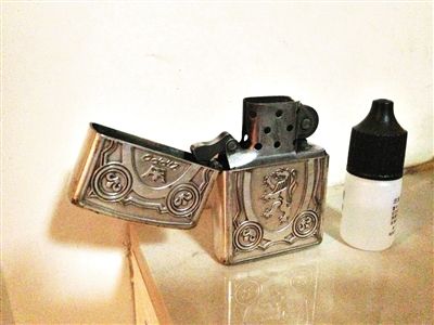 記者郵寄的燃油打火機(jī)和小瓶機(jī)油。