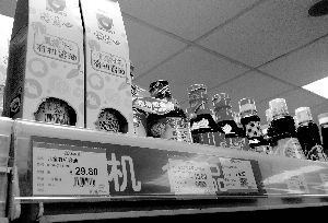 永旺超市里，兒童醬油價(jià)格不菲且品種繁多，但買的顧客較少。信息時報(bào)記者 郭柯堂 攝 