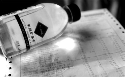 長綠苔的礦泉水和超市購物清單。 京華時報記者 王苡萱 攝
