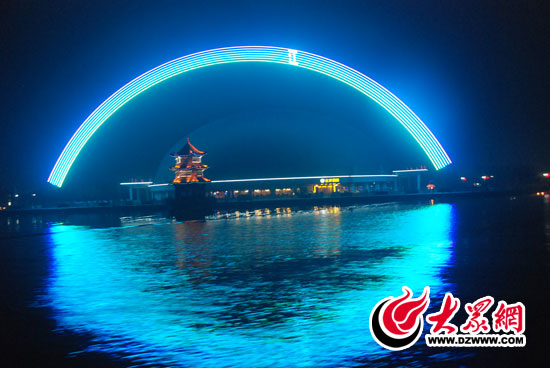 夜色中的宋代古城，顯得幽美神秘，水在城中，城在水中，水城一體，交相輝映。