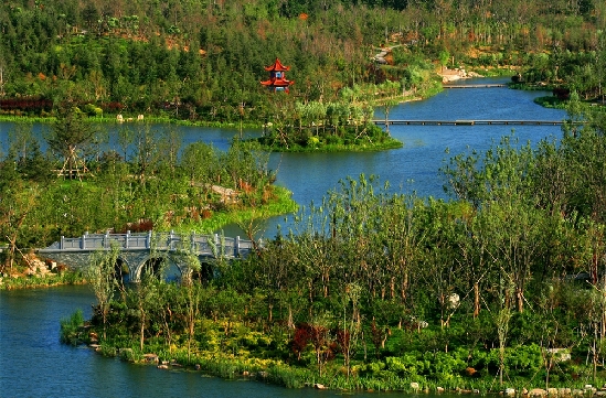 濰坊市的白浪河的過去一片凄涼，如今建成白浪綠洲濕地公園