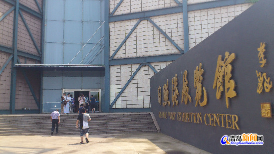 “聚焦美麗山東——第九屆中國(guó)網(wǎng)絡(luò)媒體山東行”南線采訪團(tuán)走進(jìn)日照港。