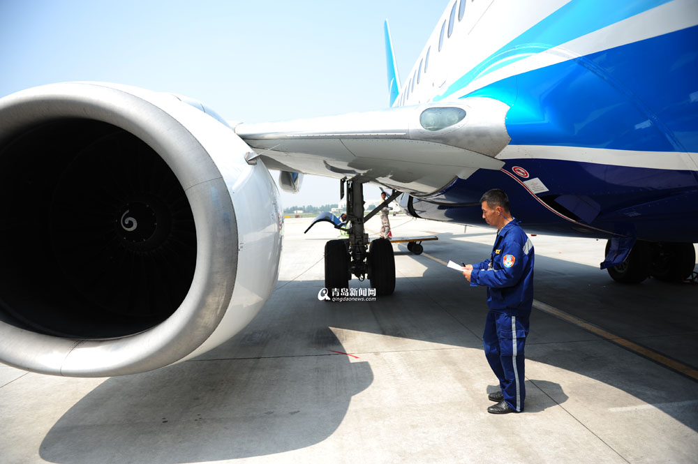 高清：實拍青島機場飛機檢修全程 差錯零容忍