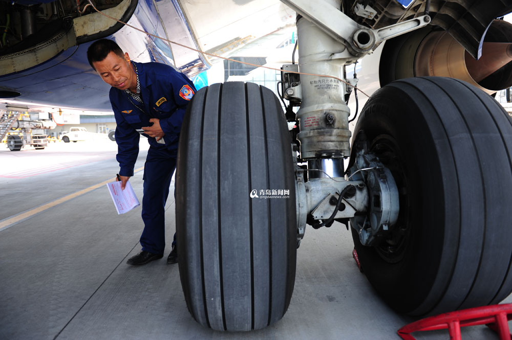 高清：實拍青島機場飛機檢修全程 差錯零容忍