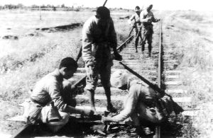 反“掃蕩”斗爭中，民兵把地雷埋在鐵路上。