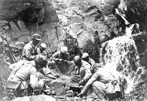 由于日軍的殘酷“掃蕩”，造成了敵后戰(zhàn)場嚴(yán)重的困難局面。圖為八路軍以野菜充饑，露宿山野。
