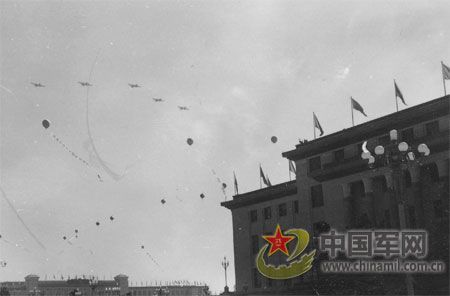 1959年國(guó)慶 逢十大閱兵盛況空前