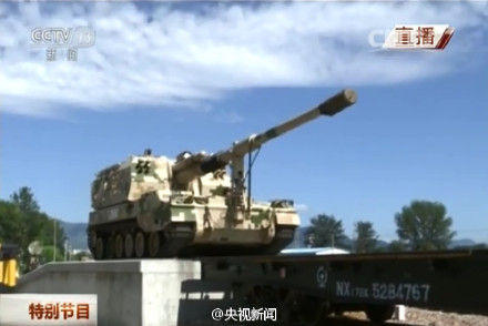 視頻截圖：裝備裝上火車(chē)現(xiàn)場(chǎng)。