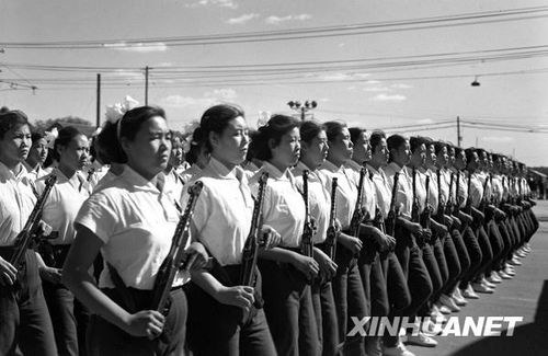 1958年國慶閱兵 民兵方隊(duì)規(guī)?？涨?組圖)