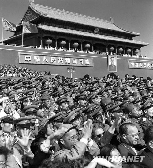 1958年國慶閱兵 民兵方隊規(guī)?？涨?組圖)