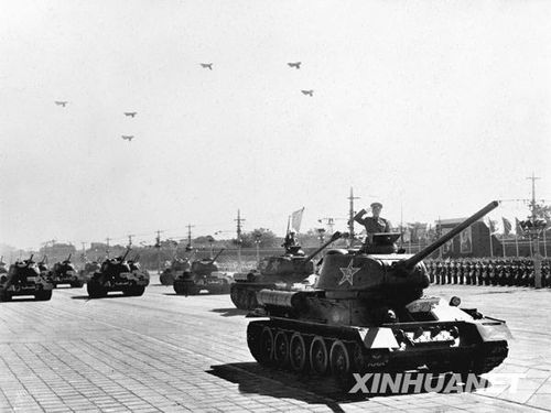 1958年國慶閱兵 民兵方隊規(guī)?？涨?組圖)