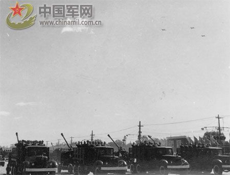 1958年國慶閱兵 民兵方隊規(guī)?？涨?組圖)