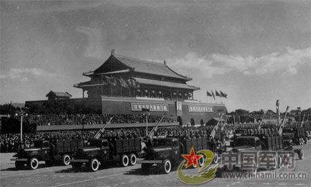 1958年國慶閱兵 民兵方隊規(guī)?？涨?組圖)