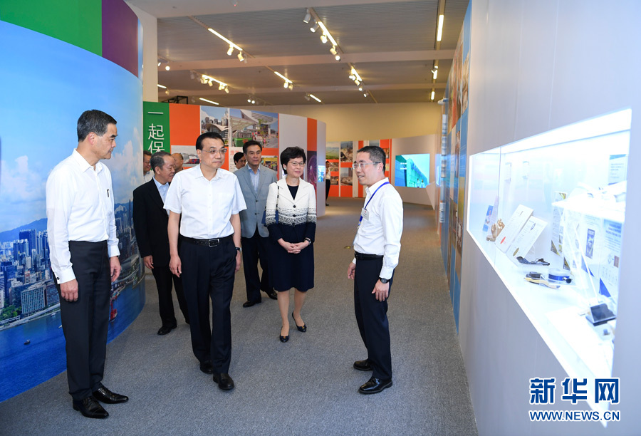 6月25日，中共中央政治局常委、國務院總理李克強在國家博物館參觀香港回歸祖國20周年成就展。新華社記者 張領 攝