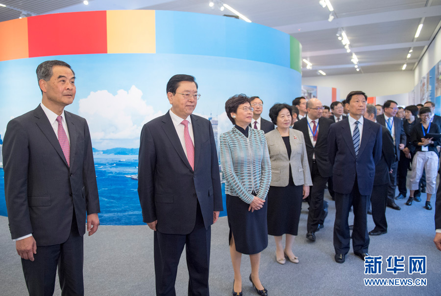 6月26日，中共中央政治局常委、全國人大常委會委員長張德江在國家博物館參觀香港回歸祖國20周年成就展。新華社記者 李學仁 攝