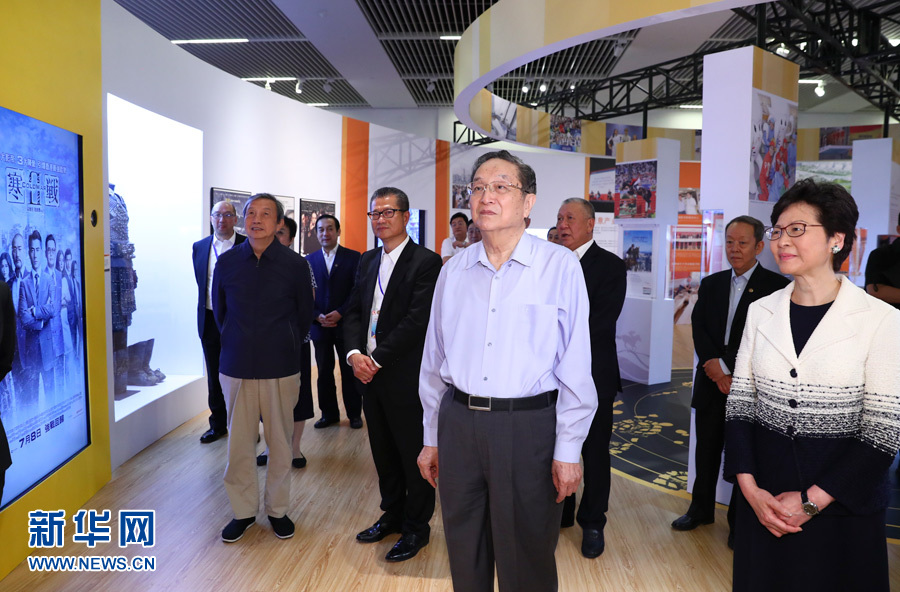 6月26日，中共中央政治局常委、全國政協(xié)主席俞正聲在國家博物館參觀香港回歸祖國20周年成就展。新華社記者 謝環(huán)馳 攝