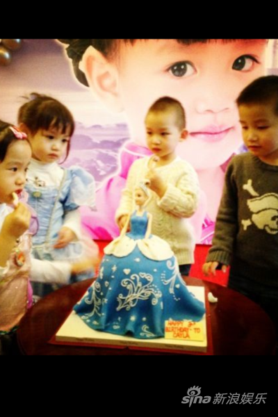 鐘麗緹女兒(左二)過(guò)生日，同學(xué)慶生